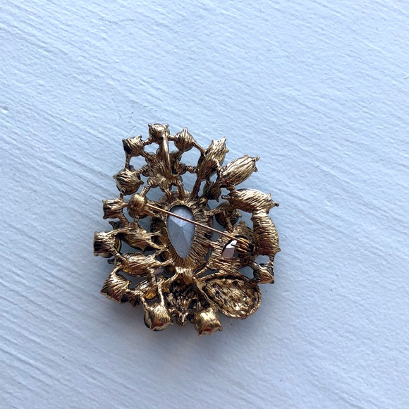 Classy Brooch - Picture 2 of 2